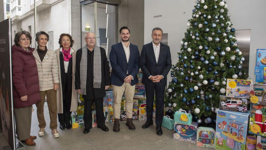 Abanca y Afundación donan 2.000 juguetes a entidades sociales para repartir en Reyes | PARTICIPANTES EN LA ENTREGA DE LOS JUGUETES, AYER, EN LA SEDE DE AFUNDACIÓN. // CASTELEIRO/ROLLER AGENCIA