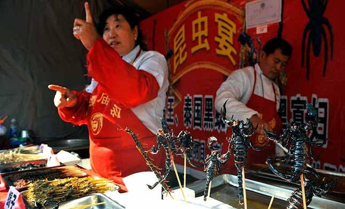 Escorpins fregits a la venda en un mercat de Qingdao, a la província xinesa de Shandong.