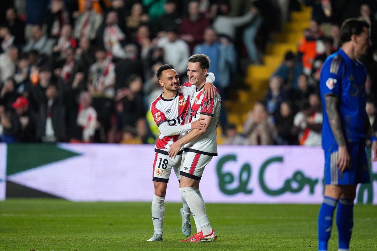 Álvaro García y Jorge de Frutos celebran un gol del Rayo Vallecano.