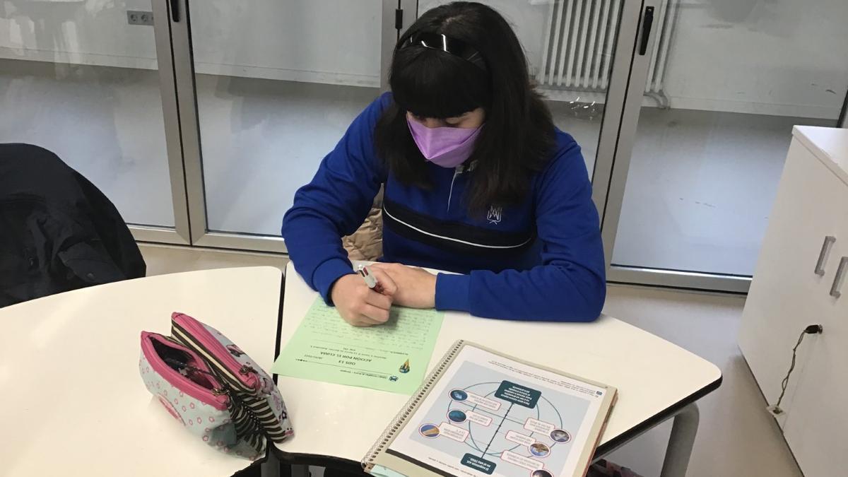 Alumna del colegio Compañía de María de Zaragoza realizando una actividad sobre el cambio climático en clase.