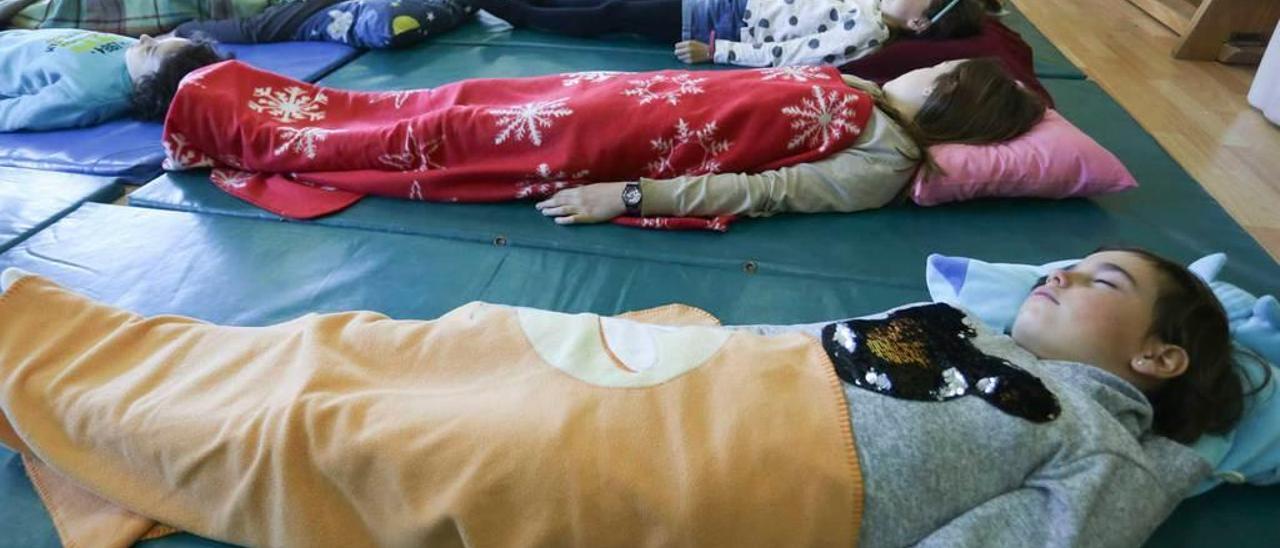 Niños durante una sesión de meditación en el colegio de El Vallín, en Castrillón.