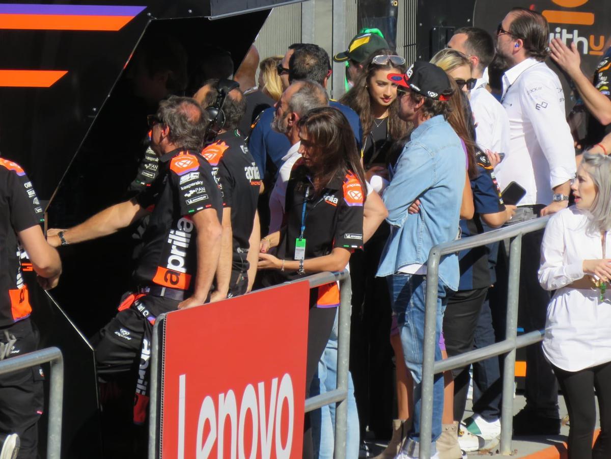 Fernando Alonso acompañó a Aleix Espargaró y Aprilia en Cheste