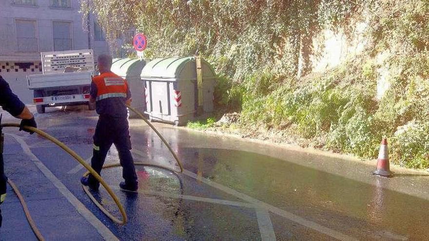 Operarios municipales trabajando en la limpieza del talud. // FdV