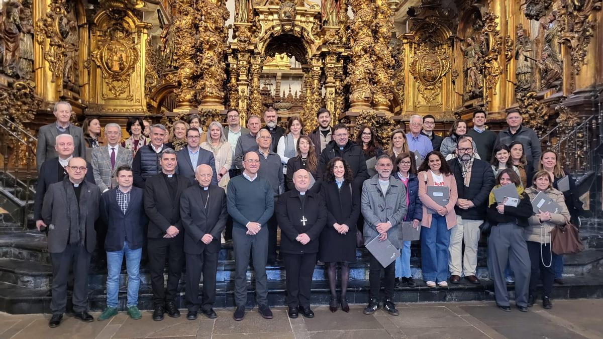 Monseñor Prieto, en el centro, en la inauguración de las jornadas de museólogos, ayer, en Santiago.
