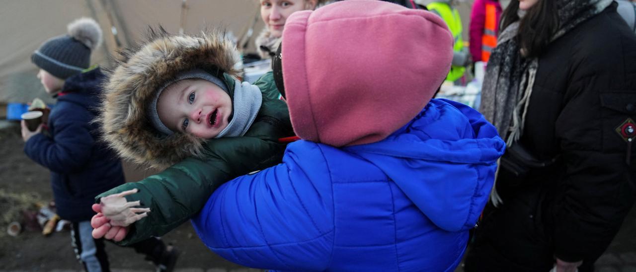 Niños ucranianos atraviesan la frontera.