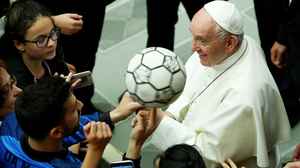 El papa Francisco, en una audiencia anterior con chicos aficionados al fútbol