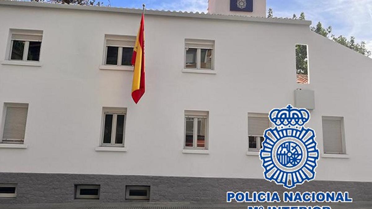 Imagen exterior de la comisaría de El Palo, que ha vuelto a abrir sus puertas.