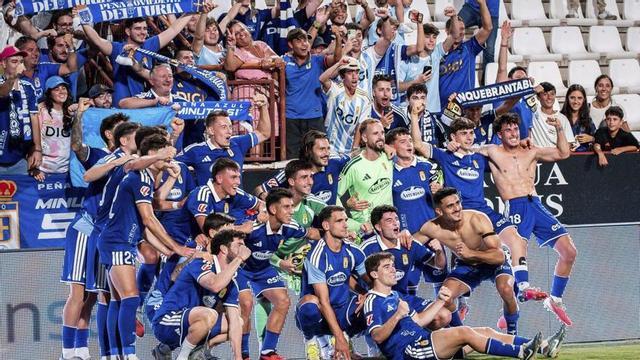 Los jugadores del Oviedo celebran la victoria con la afición desplazada al Belmonte. | CARLOS GIL-ROIG /FACTORÍA 9