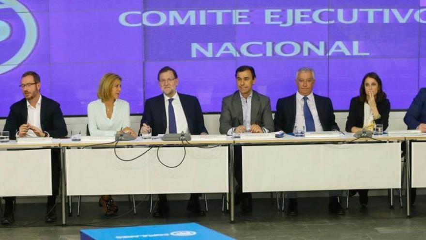 Cospedal y Rajoy (tercera y cuarto por la izquierda), en la reunión del comité ejecutivo nacional del PP celebrado ayer en Madrid.