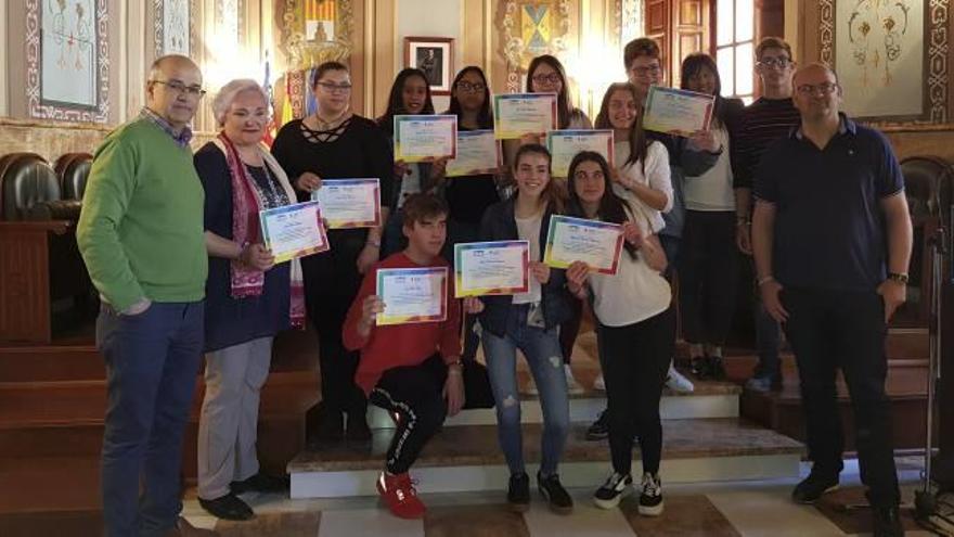 Los alumnos que han participado en el proyecto han sido reconocidos por el alcalde.