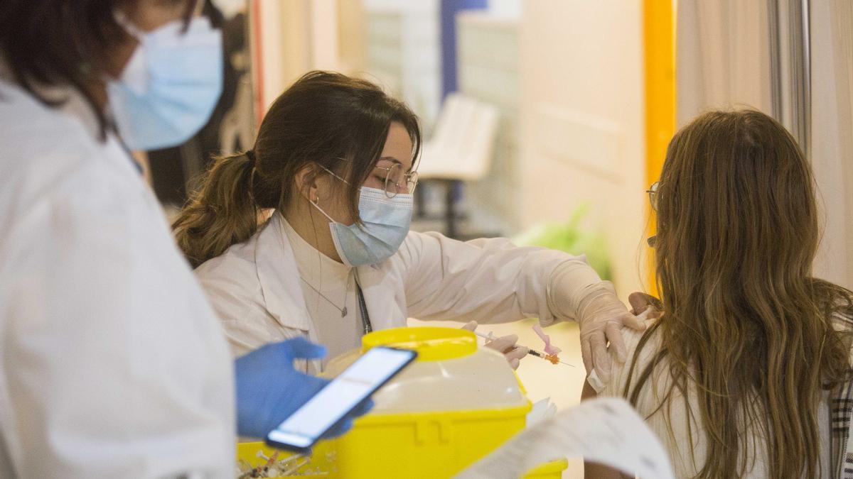 Niños y niñas se vacunan en el centro de salud Seminario (Zaragoza)