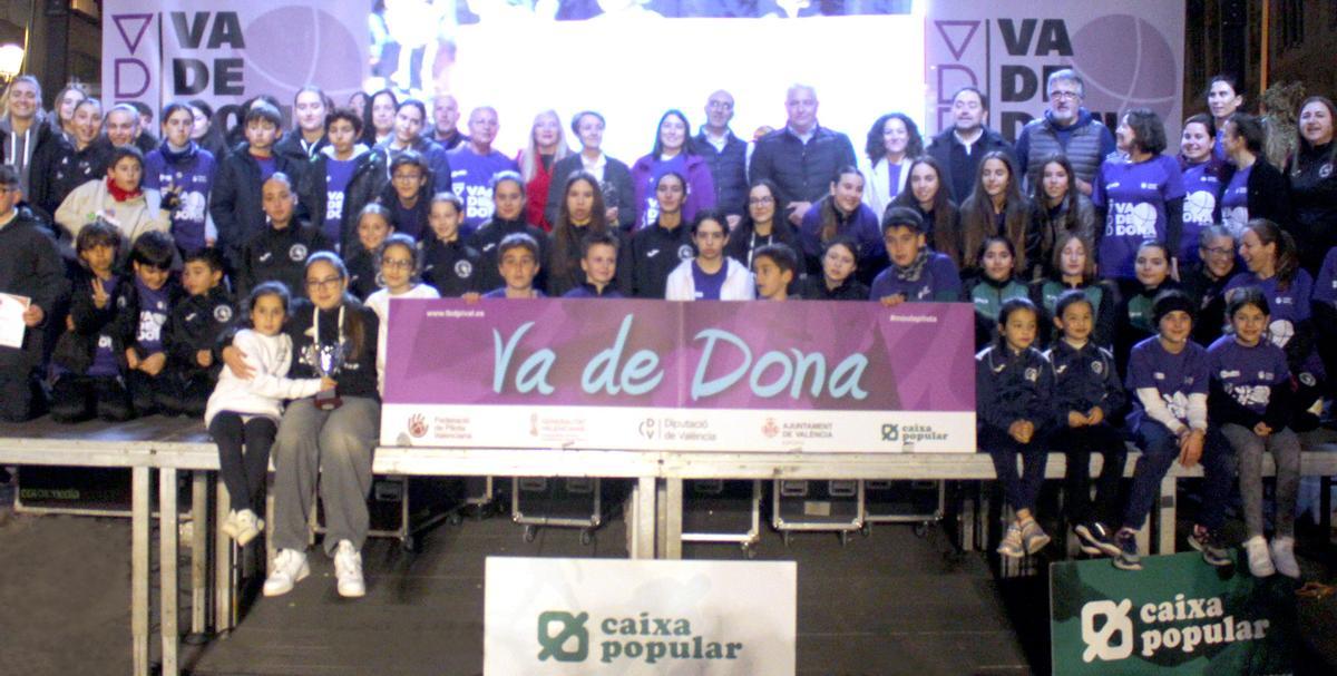 Foto de família de l'acte central del Va de Dona 2025.