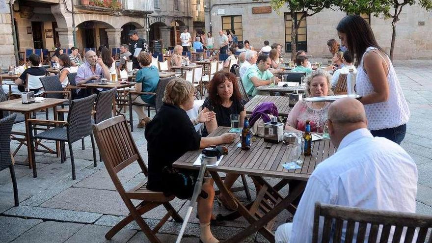 La terraza de un establecimiento en la plaza de A Verdura. // Rafa Vázquez