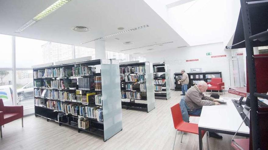 Usuarios en el interior de la biblioteca municipal de O Castrillón.