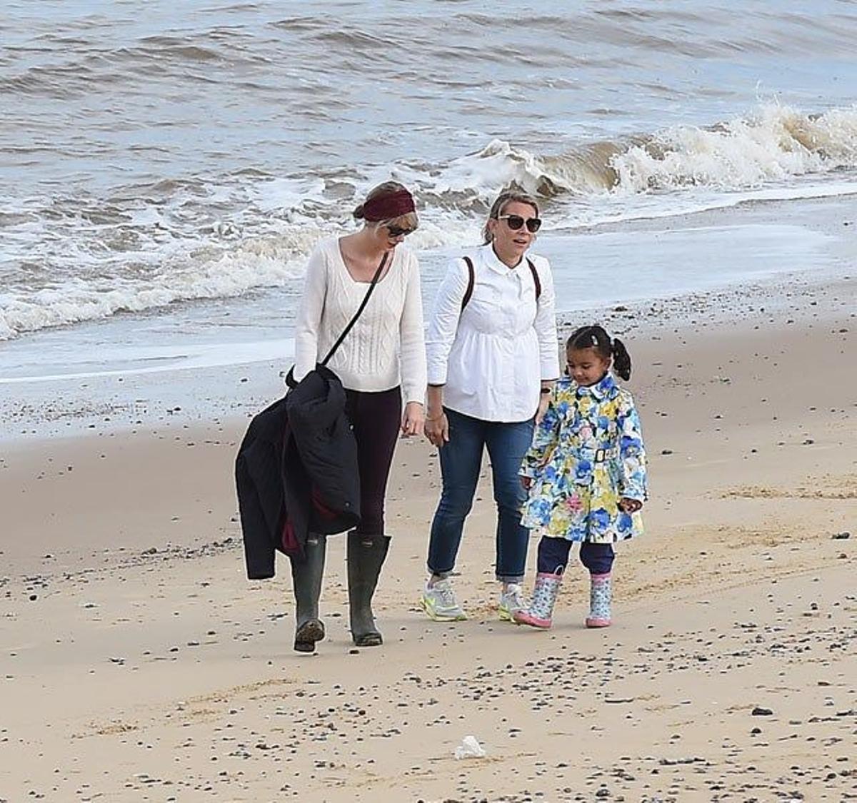 Los parientes de Tom Hiddleston en la playa
