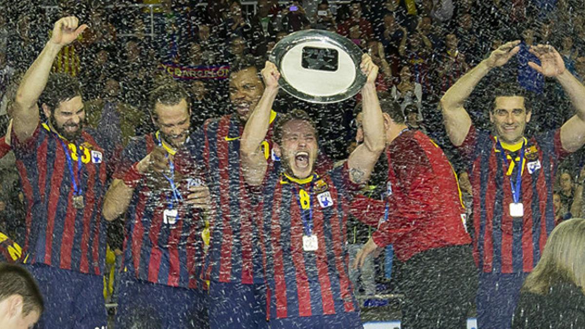 Los jugadores del Barça celebran el triunfo de su equipo en la final de la Copa Asobal