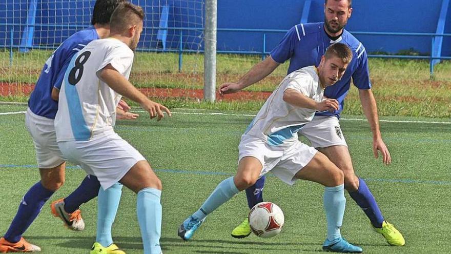 Un momento de un partido del Marín en el campo municipal de San Pedro.