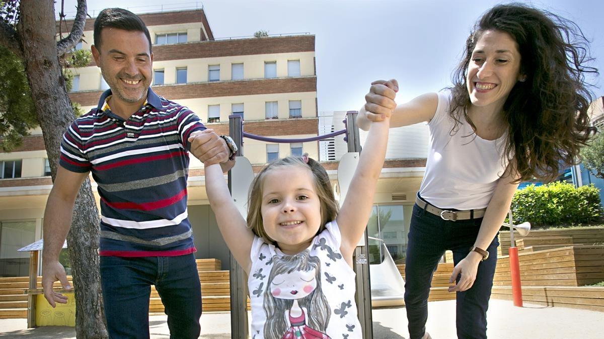 Una familia juega con su hija afectada por atresia de esófago, este sábado en Barcelona. Una familia juega con su hija afectada por atresia de esófago, este sábado en Barcelona.
