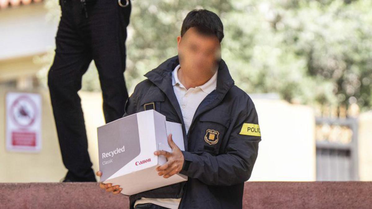 Agents de la policia traslladen proves al jutjat de Martorell, ahir.  | ZOWY VOETEN