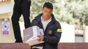 Agents de la policia traslladen proves al jutjat de Martorell, ahir.  | ZOWY VOETEN