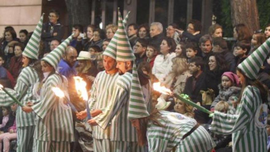 Hachoneros en un momento del desfile de llegada de la Sardina a la capital murciana.