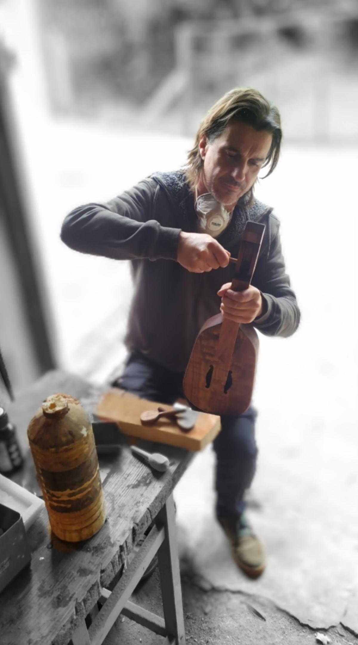 David Pérez construye un rabel en su taller de Cantabria