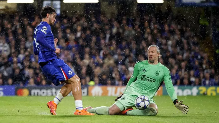 Marc Guiu abrió el marcador ante el Ajax