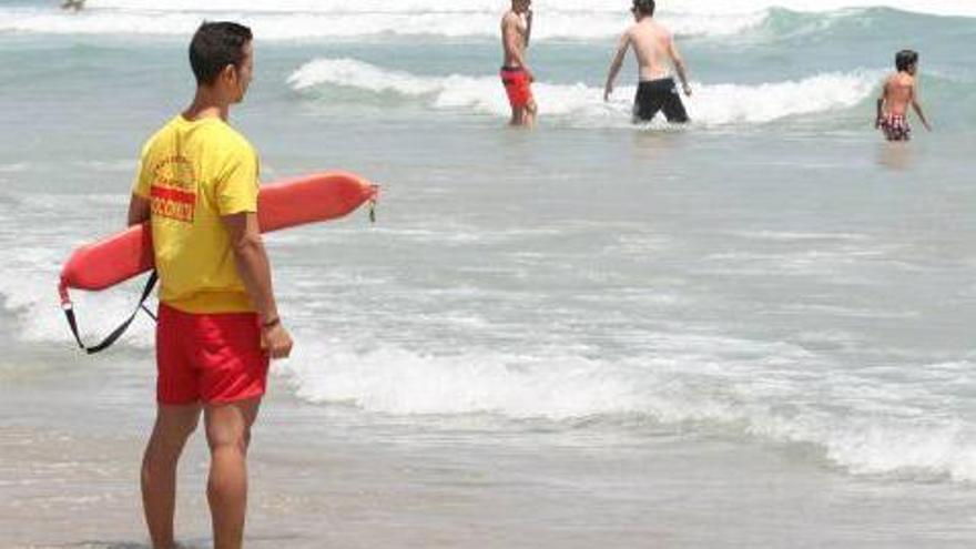 Bandera amarilla este martes en diez playas de la Región