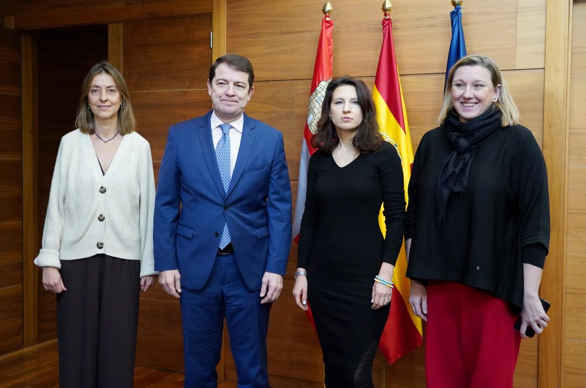 El presidente de la Junta, Alfonso Fernández Mañueco, mantiene un encuentro con la cónsul de la Embajada de Ucrania en España, Yuliya Gladush.