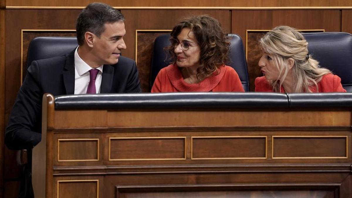 El presidente del Gobierno, Pedro Sánchez, junto a la vicepresidenta primera, María Jesús Montero, y la vicepresidenta segunda, Yolanda Díaz, durante el último pleno del Congreso.