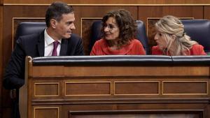 El presidente del Gobierno, Pedro Sánchez, junto a la vicepresidenta primera, María Jesús Montero, y la vicepresidenta segunda, Yolanda Díaz, durante el último pleno del Congreso.