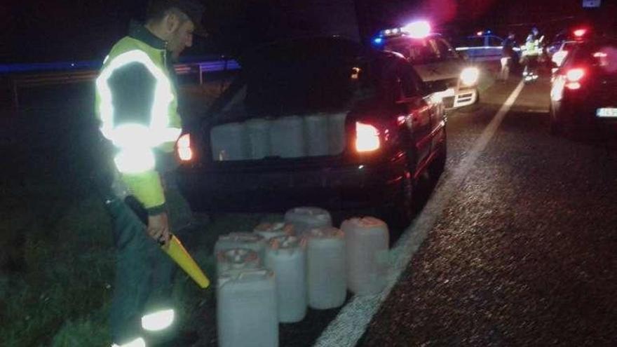 Tráfico descubre 300 litros de orujo en un coche durante un control de alcohol en Ourense