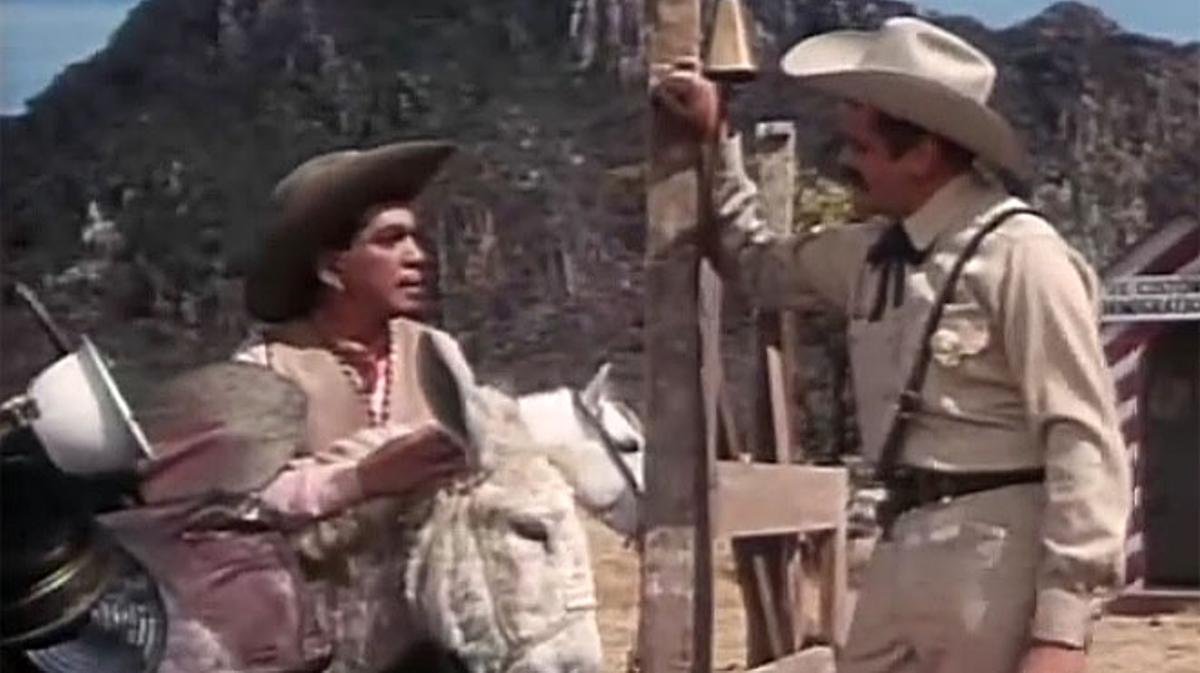 Fotograma de ’Por mis pistolas’ en què Cantinflas arriba a una duana situada a la frontera de Mèxic i els Estats Units.