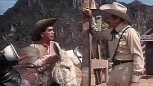 Fotograma de ’Por mis pistolas’ en què Cantinflas arriba a una duana situada a la frontera de Mèxic i els Estats Units.