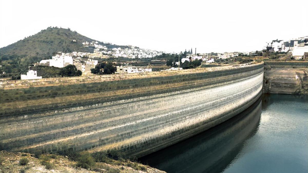 La represa de Pinto, con vistas a Arucas.