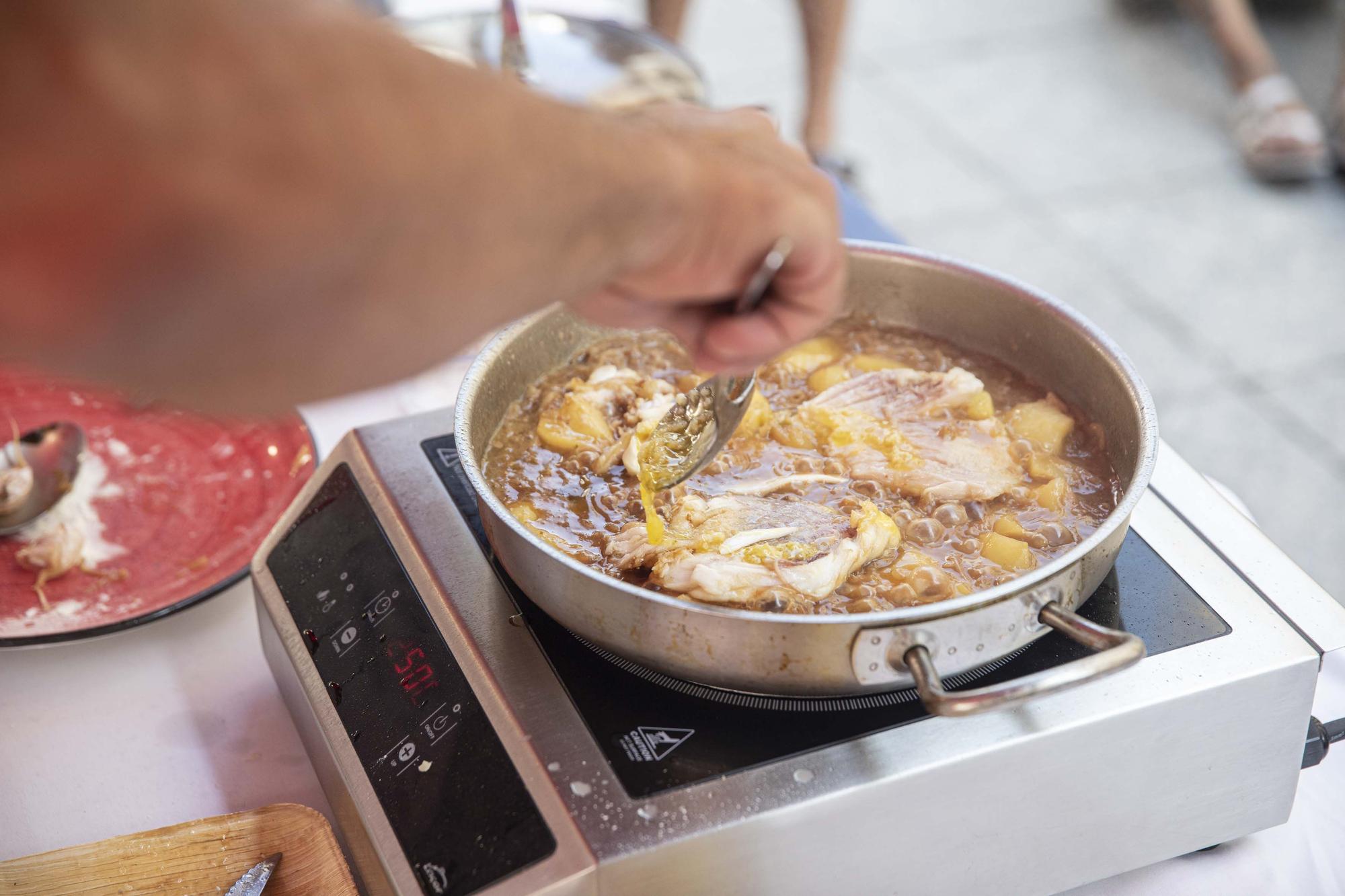 Marc Ribas cuina un "Cim i Tomba", el plat tradicional de Tossa de Mar, enmig del poble