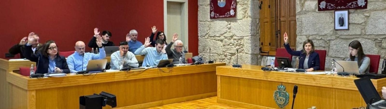 El gobierno local (PP, Acip y IP), ayer, en pleno, votando a favor de la aprobación.
