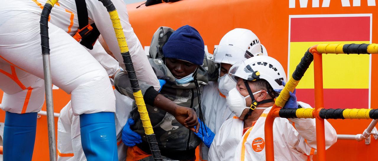 Salvamento Marítimo rescata a 53 migrantes en un cayuco al sur de Gran Canaria