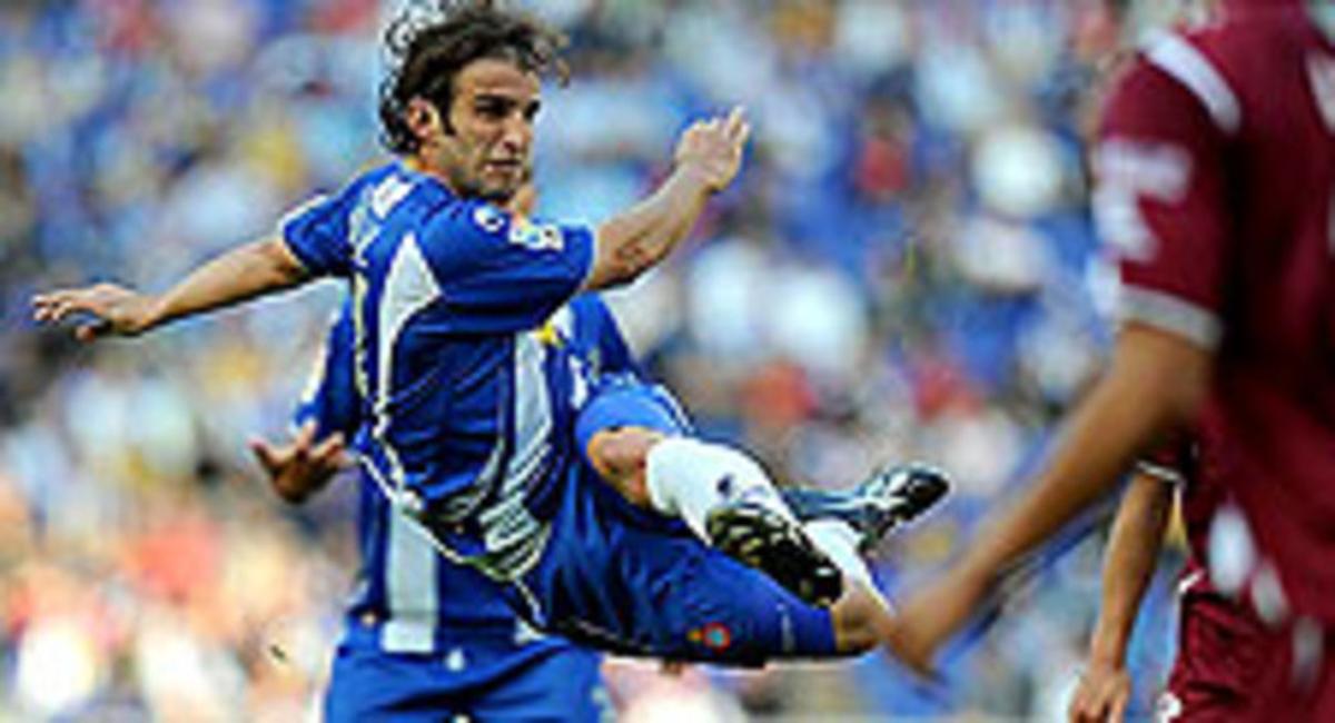 Iván Alonso, en l’aire, després de picar una pilota que s’ha convertit en gol. Iván Alonso, en l’aire, després de picar una pilota que s’ha convertit en gol.
