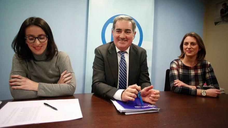 Por la izquierda, Ana Bretón, Carlos Rodríguez de la Torre y Reyes Fernández Hurlé, el jueves, en la sede del grupo municipal del Partido Popular en el Ayuntamiento de Avilés.