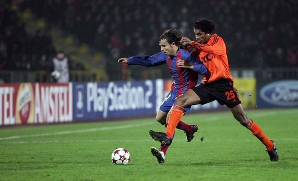 L’actual jugador de l’Espanyol Joan Verdú és envestit per Brandao en el duel de la fase de grups de la Lliga de Campions 2004-05 que van guanyar els ucraïnesos al Donbass Arena per 2 a 0.