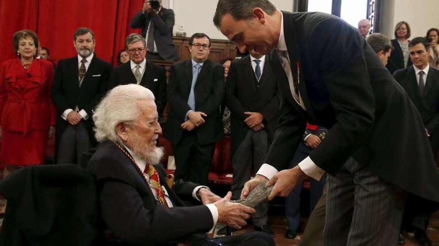 El Rey entrega el premio Cervantes a Del Paso, ayer, en Alcalá.