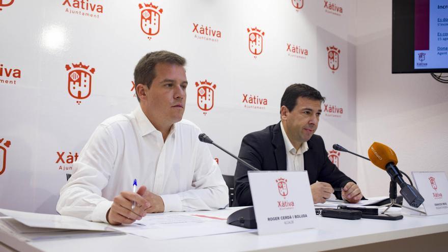 Roger Cerdà, alcalde de Xàtiva, e Ignacio Reig, regidor de Hisenda, ayer en la presentación de presupuestos.