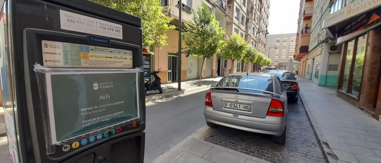 El pasado lunes pusieron carteles avisando de que la zona azul pasa a ser gratuita.