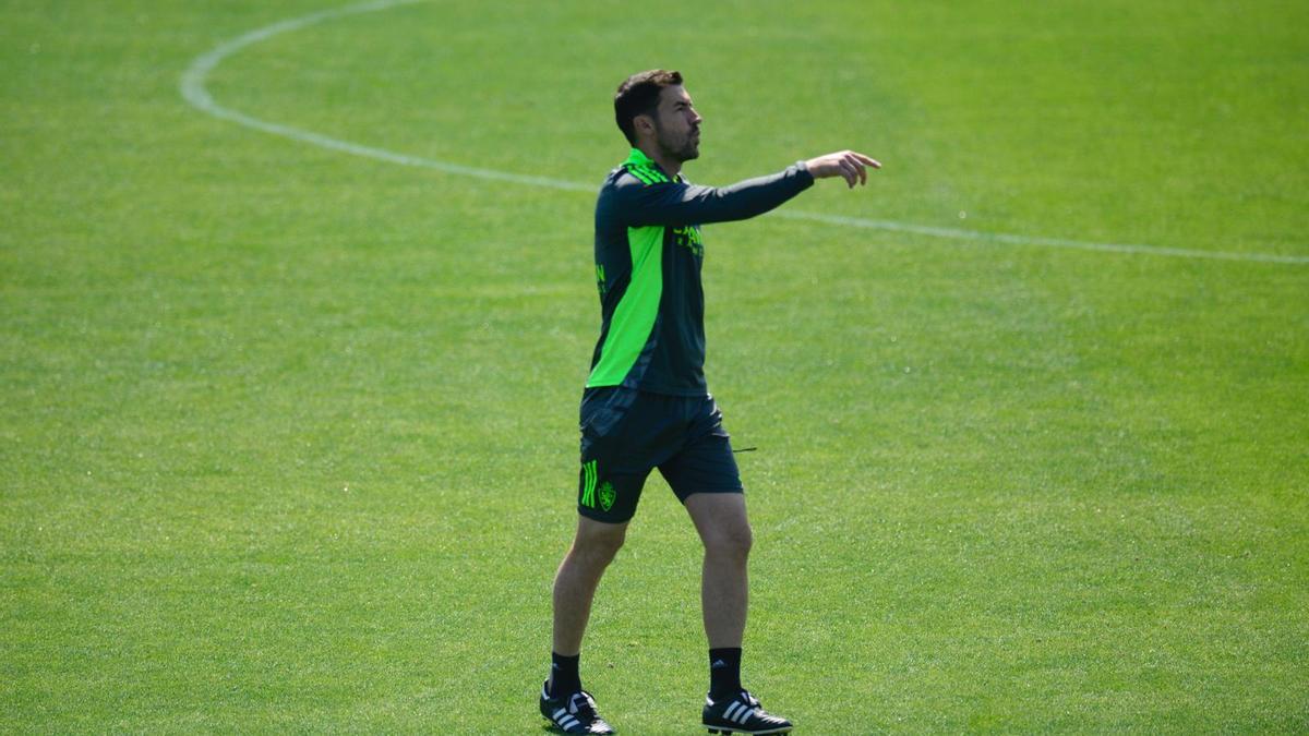 Gabi da instrucciones en el entrenamiento de este viernes.