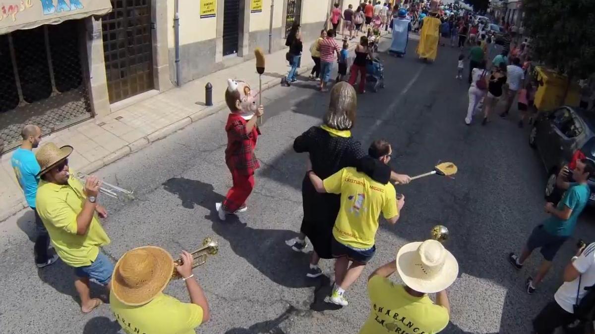 Desfile de gigantes y cabezudos en Trujillo.