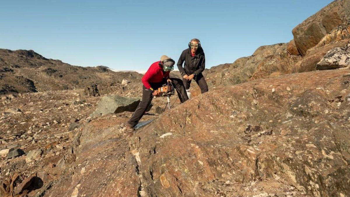 Los investigadores recolectan muestras para realizar análisis paleomagnéticos.