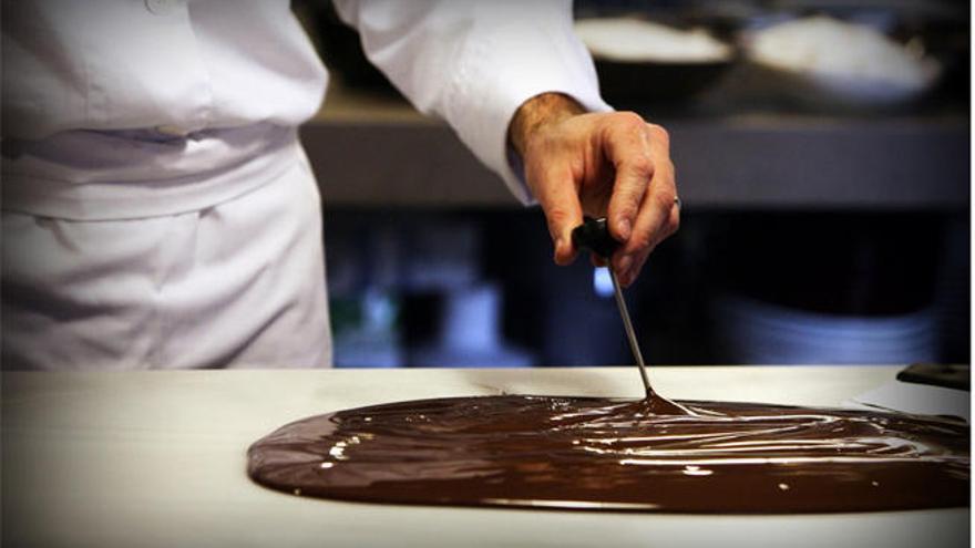 David Pallás trabajando el chocolate // FB