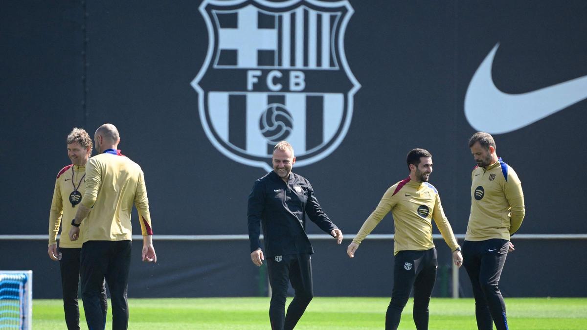 Flick, en el entrenamiento previo a la visita del Dortmund a Montjuïc rodeado de sus ayudantes.