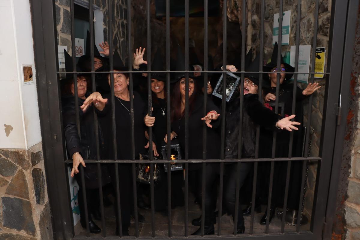 Integrantes de la asociación Brujas y Magos de la Vall d'Uixó.